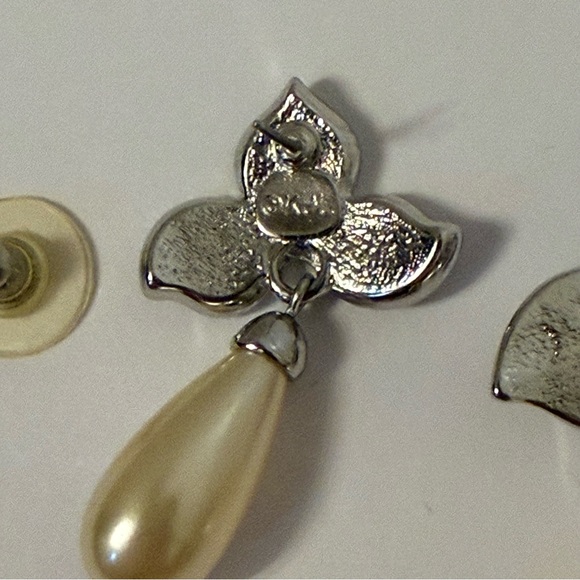 KENNETH JAY LANE KJL EARRINGS & ENHANCER SET SILVERTONE FAUX PEARL RHINESTONE - Picture 8 of 9